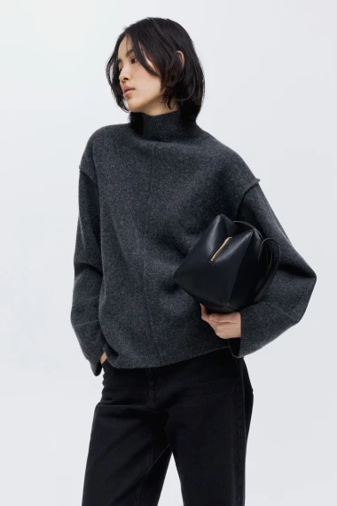 Klasična, ali uvijek moderna: Dolčevita kao temelj zimskih kombinacija