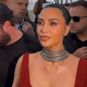 Kim Kardashian kao ‘Galliano djevojka’: Zanosna u zagasitoj crvenoj, hit boji sezone