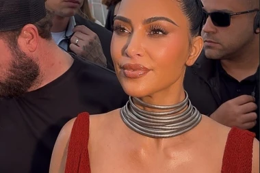 Kim Kardashian kao ‘Galliano djevojka’: Zanosna u zagasitoj crvenoj, hit boji sezone