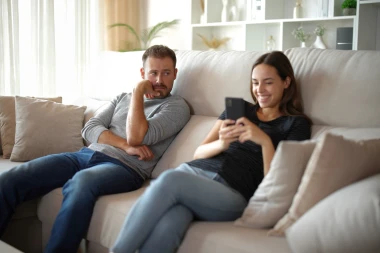 Ova navika s telefonom mogla bi uništiti tvoju vezu, evo kako da to spriječiš