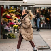 Kombinacija puffer jakne i tajica privukla poglede na zagrebačkoj špici