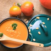 Pravi comfort food: Recept za gustu juhu od bundeve i pečenog povrća