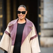 Zanosna crnka sa špice oduševila u kaputu i čizmama u boji sezone, želimo kopirati baš sve