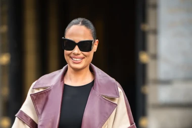 Zanosna crnka sa špice oduševila u kaputu i čizmama u boji sezone, želimo kopirati baš sve