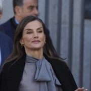 Kraljica Letizia pokazala da prati trendove: Prozirna bluza i kožna suknja za savršen modni izričaj