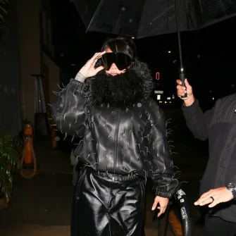 Kuhinjska pregača i maska za spavanje: Rihanna u 'futurističkoj' kombinaciji